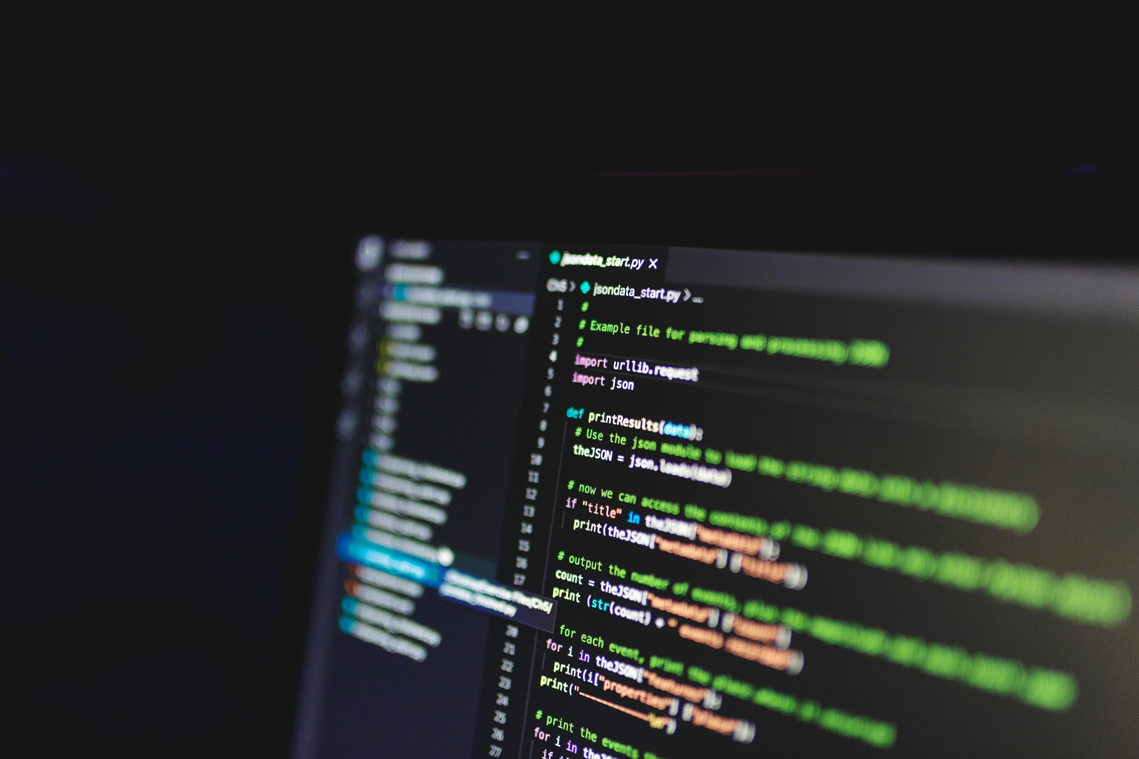 Tela de programação com editor de código em ambiente de desenvolvimento.